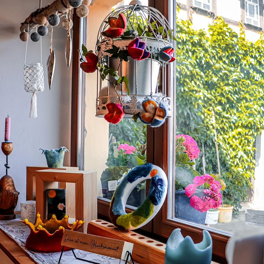 baltelein auf dem fensterbrett ausgestellt