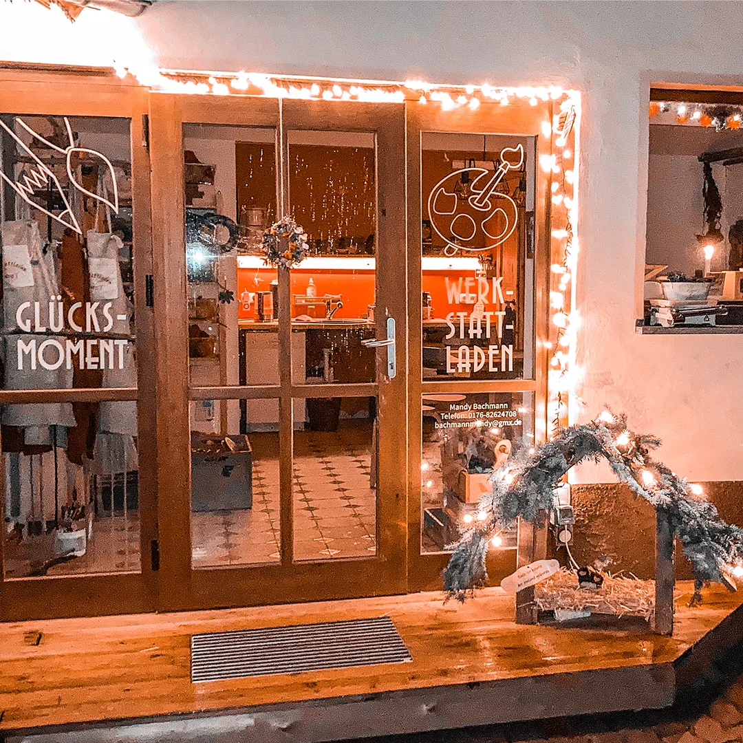 eingangsbereich von kreative gluecksmomente vor ort in den abendstunden mit beleuchtung