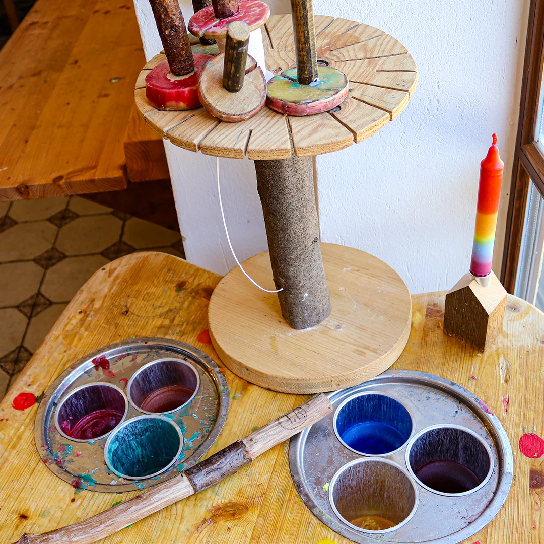 kerzenherstell vorrichtung mit verschiedenen wach behältern und farben und einer fertigen