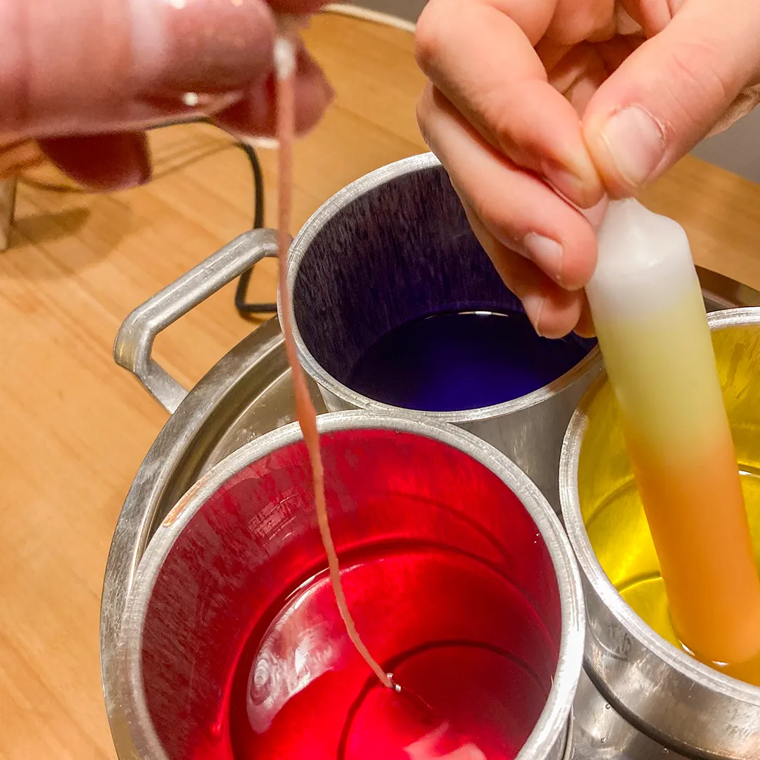 kinder stellen selbst bunte kerten her mit heissem wachs