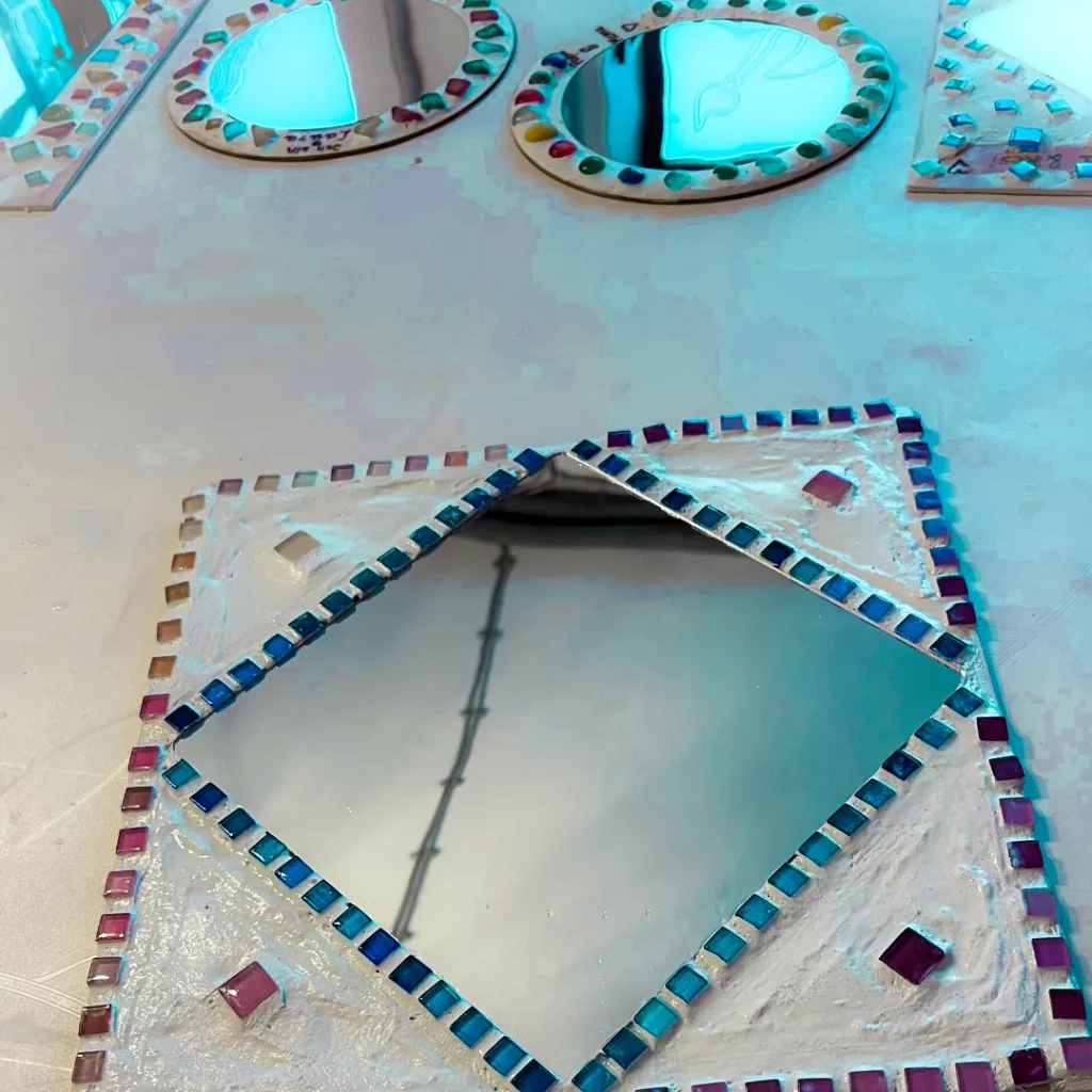 verschiedene spiegel aud gips und vielen bunten mosaik glassteinen