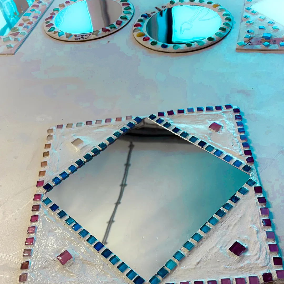 verschiedene spiegel aud gips und vielen bunten mosaik glassteinen