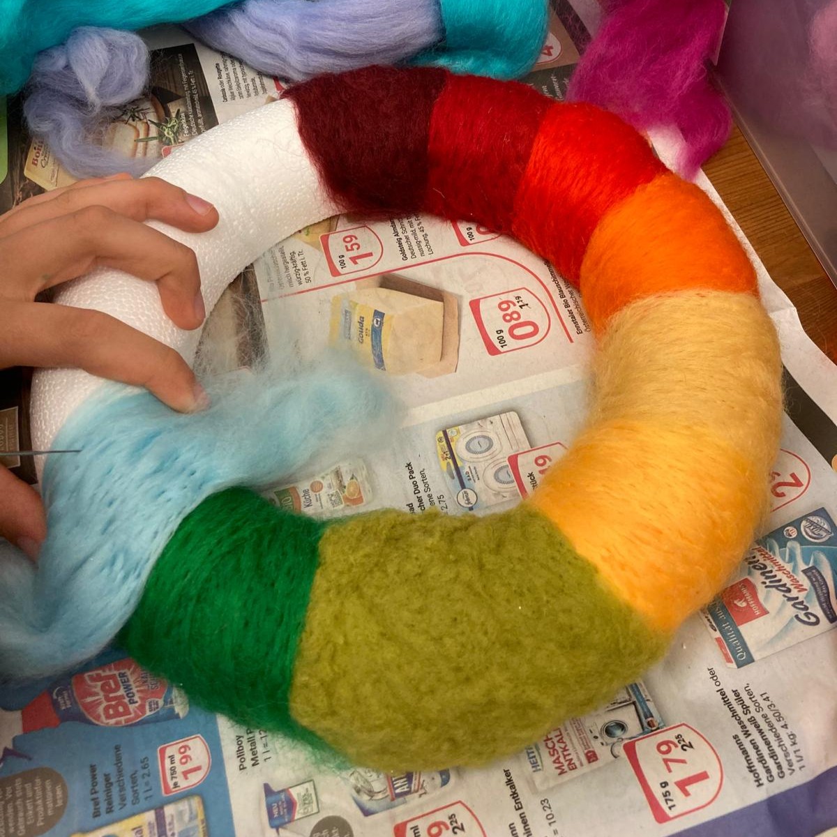 Trockenfilzen eines Tischkranzes welcher halb fertig ist