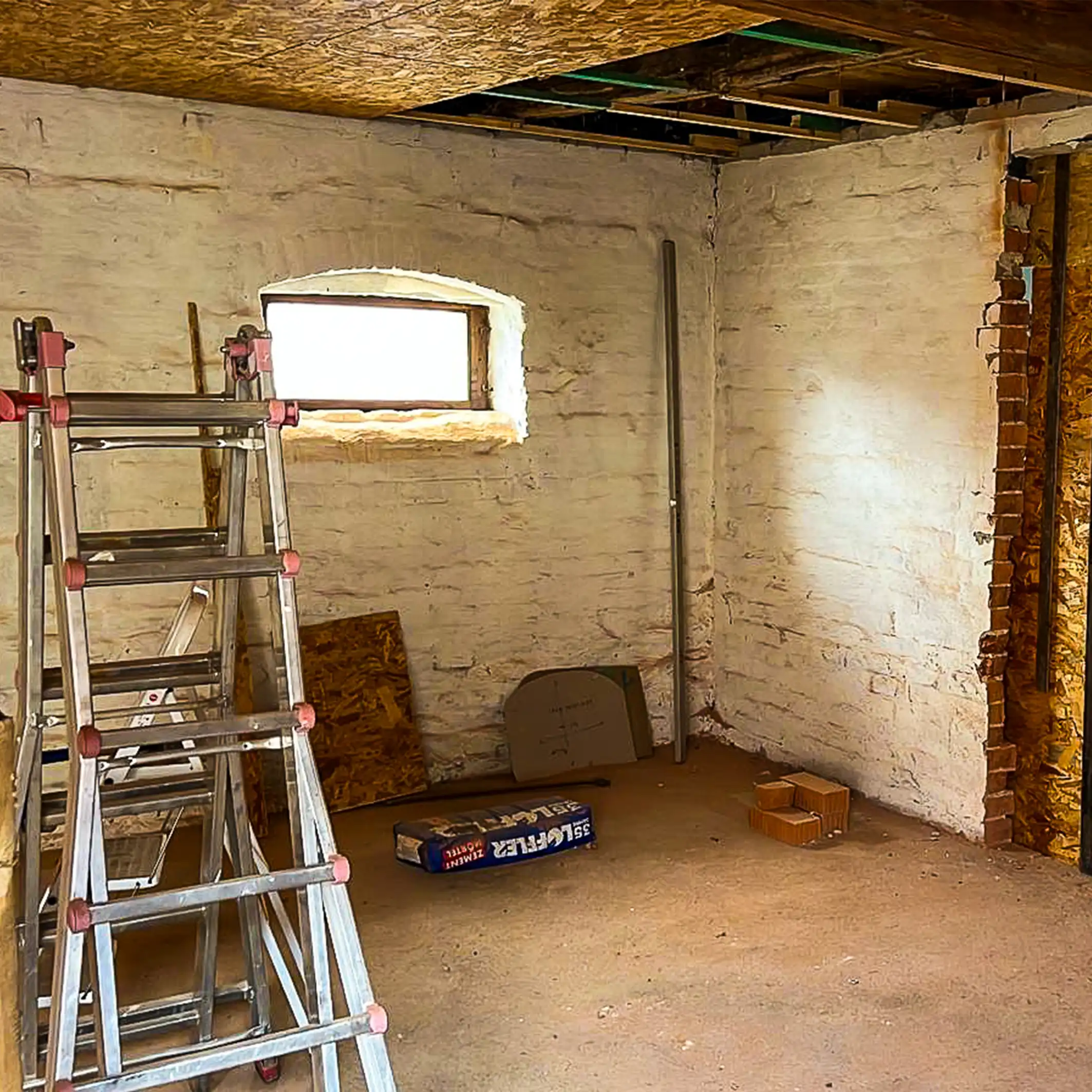 Baustelle mit neuer Tür in einer Wand Quadrat