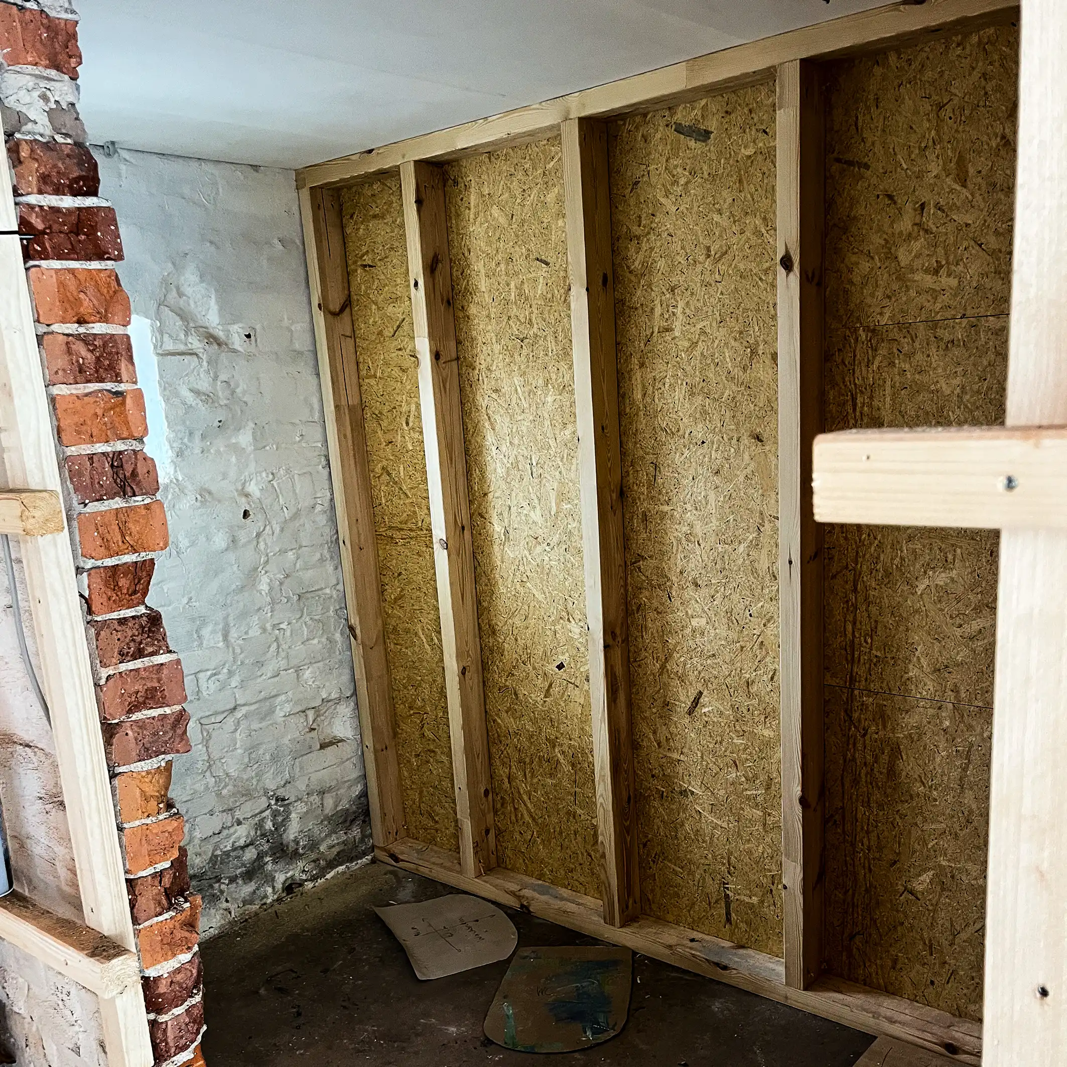 Blick auf eine neue Trockenbauwand die offen ist