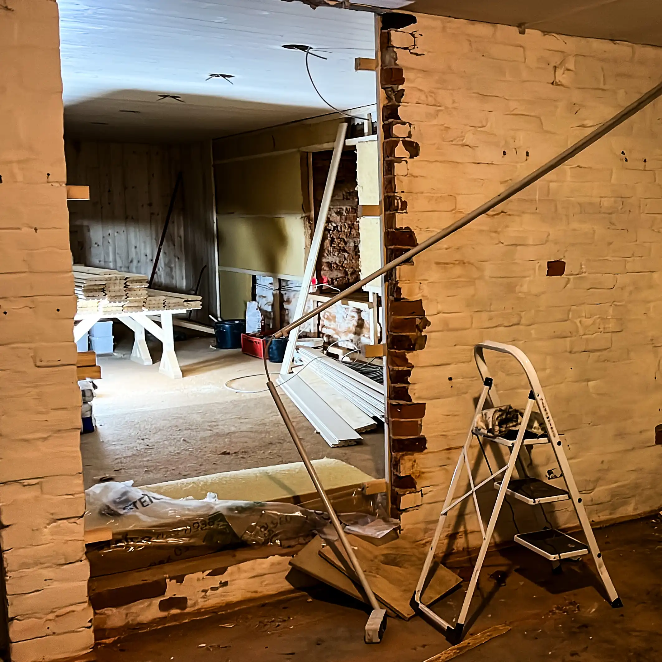 Blick durch Tür mit Leiter im Vordergrund