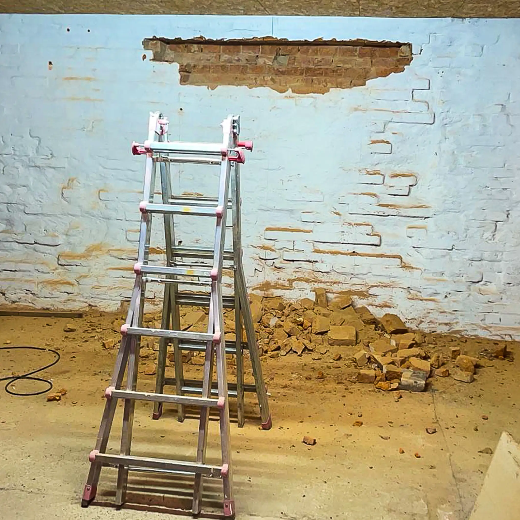 Leiter auf Baustelle mit weißer Wand Quadrat
