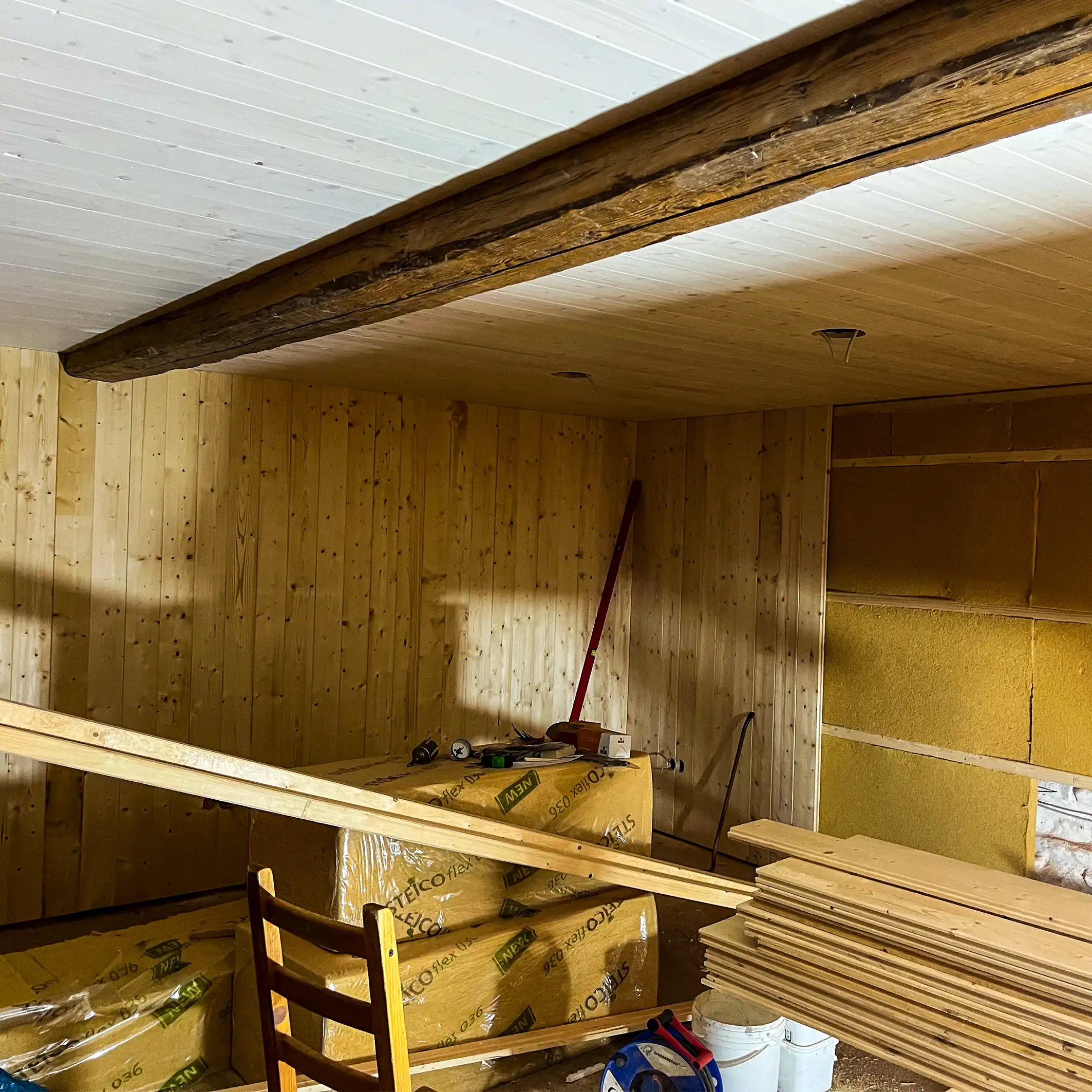 Neue Decke mit altem Balken