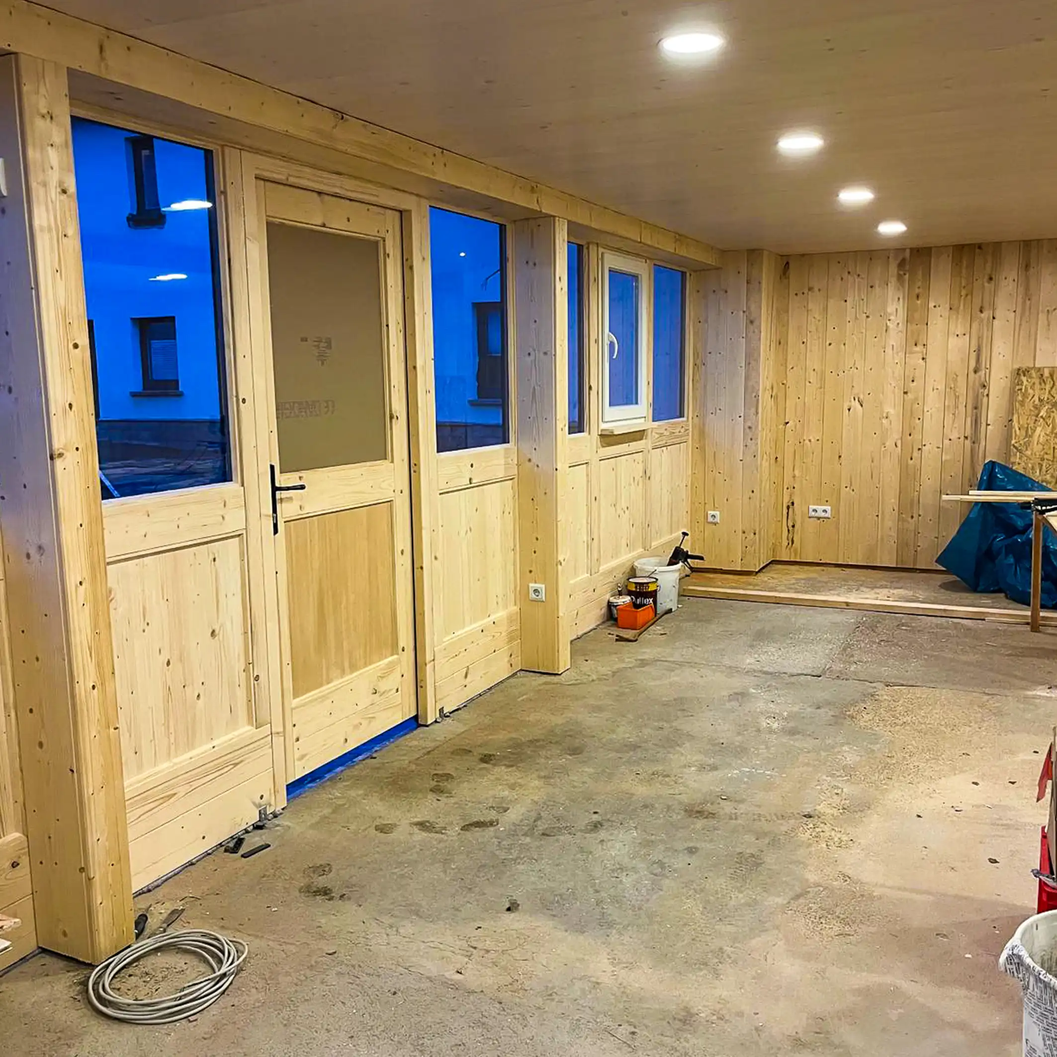 Neue Fensterfront aus dem Inneren des Werkstattladens