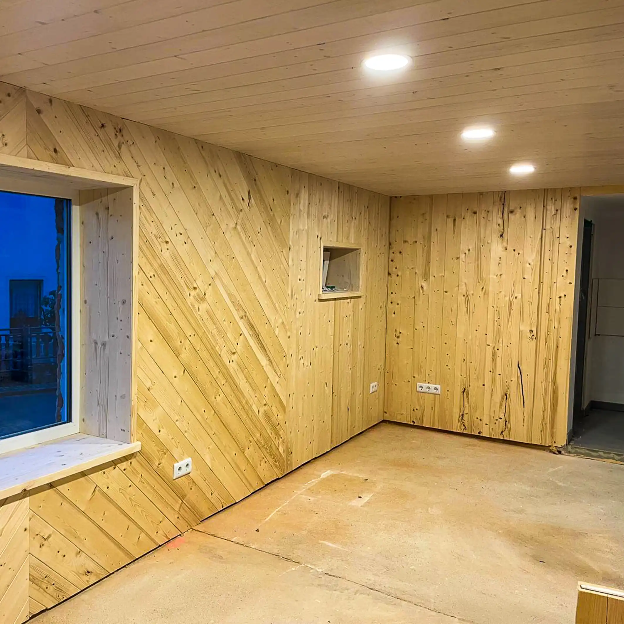 Verkleidung im Innenraum des Werkstattladen aus Holz