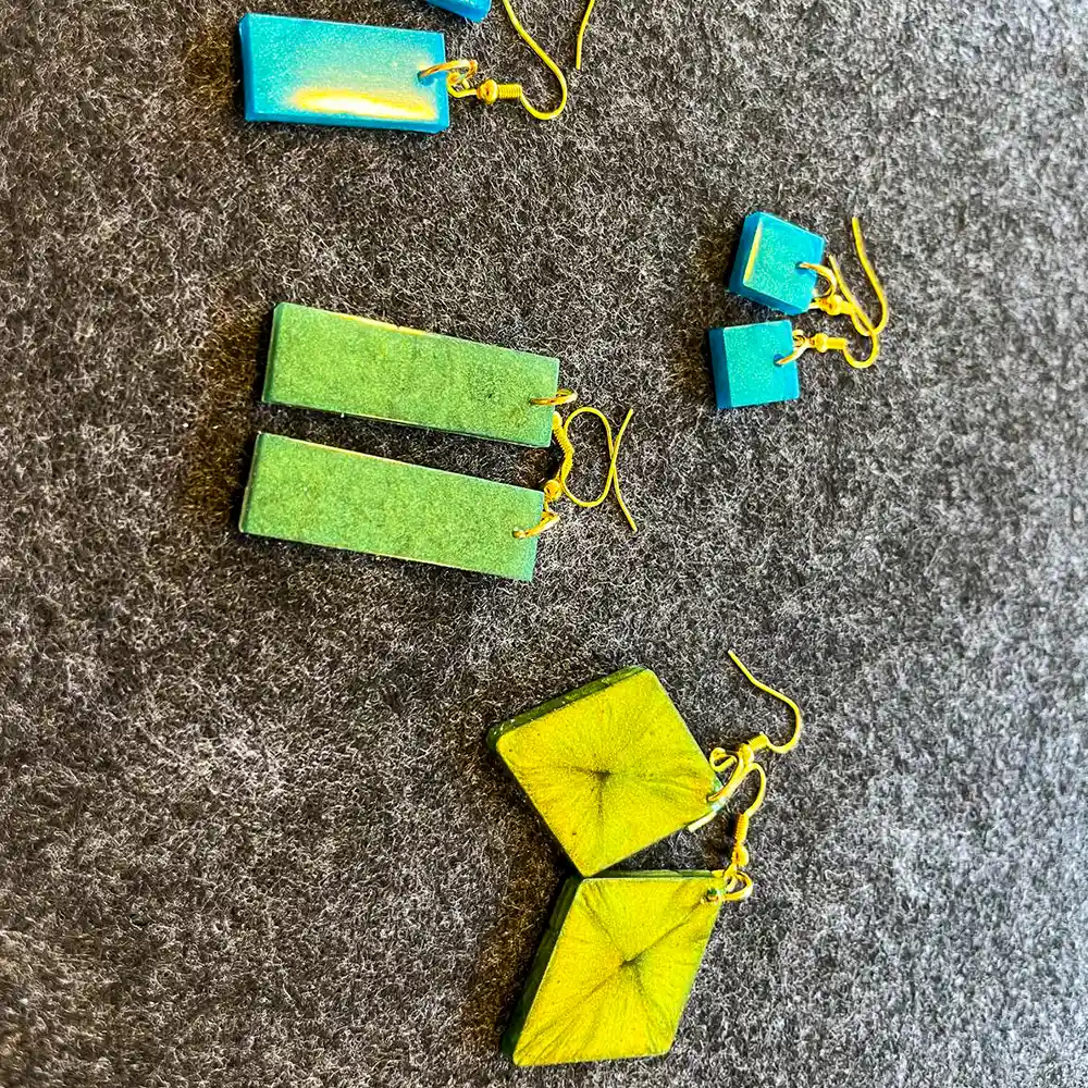 Epoxidharz Schmuck bunte Ohrringe in verschiedenen Formen